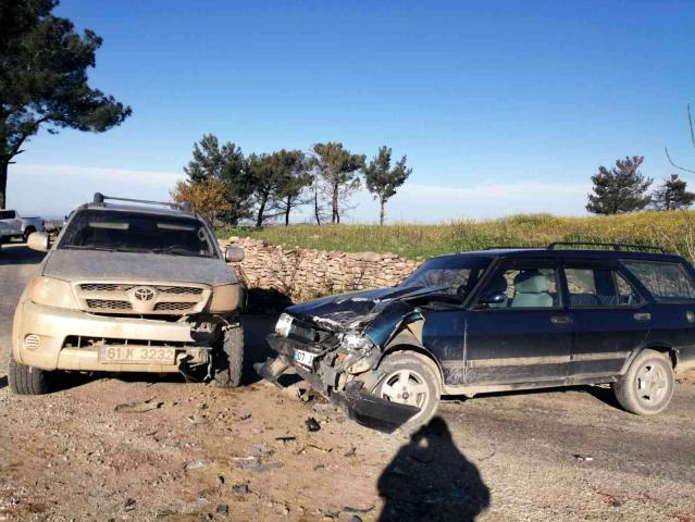 Manavgat’ta iki araba kafa kafaya çarpıştı: 1 yaralı