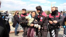 Yabancı uyruklu kadın kucağında 3 yaşındaki çocuğuyla intihar teşebbüsünde bulundu… Polis ve sağlıkçılar ecel terleri döktü