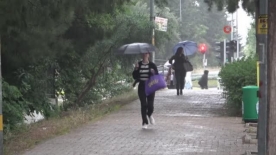 Antalya’da kısa süreli sağanak yağmur vatandaşlara zor anlar yaşattı