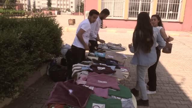 Atık kıyafet ve kumaşlar, üniversite öğrencilerinin elinde bez çantaya dönüşüyor