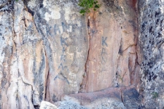 Tarihi kaya resimlerinde saçma delikleri