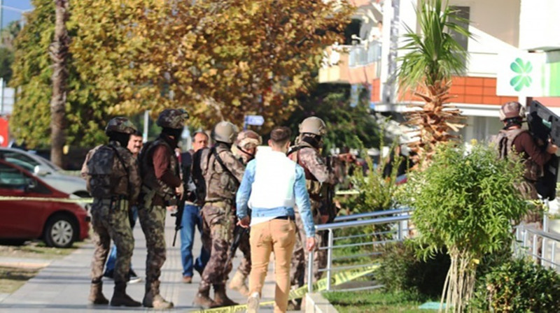 Antalya’da silahlı market soygunu… Müşterinin şüpheliyi ikna etme çabası kameralara böyle yansıdı