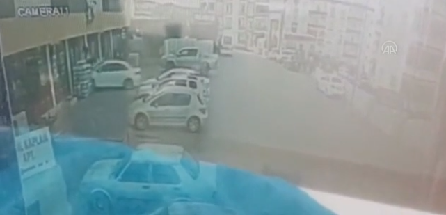 Kontrolü yitirilen aracın markete girmesi güvenlik kamerasında