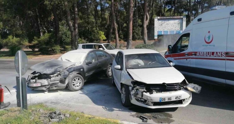 Manavgat’ta iki otomobil çarpıştı: 3 yaralı