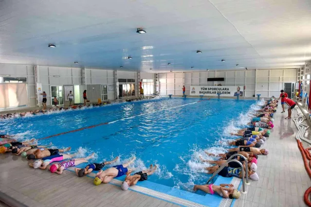 Adana’da 15 bin çocuk yüzme öğrenecek