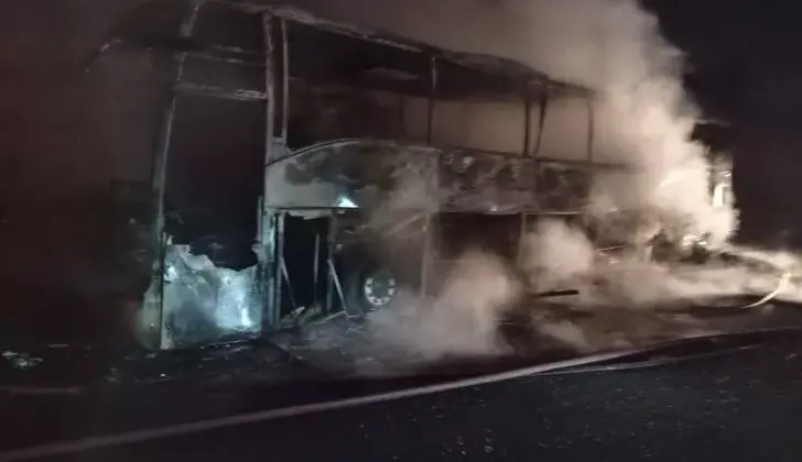 Mersin’de alev alan otobüs, yolcular tahliye edildikten sonra yandı