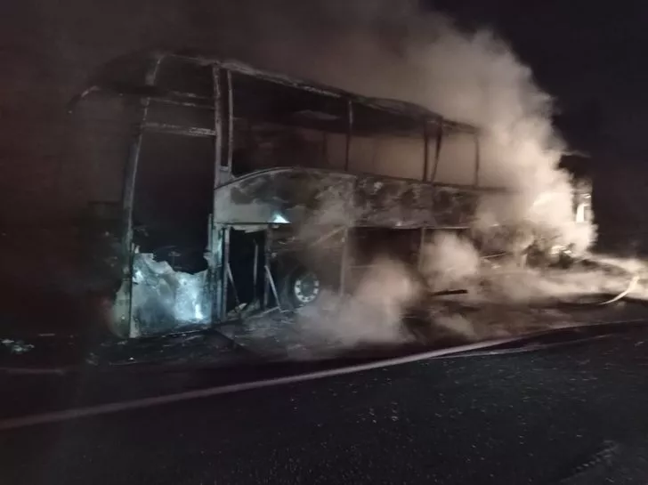 Mersin’de alev alan otobüs, yolcular tahliye edildikten sonra yandı