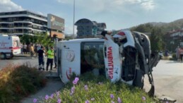 Antalya’da ambulans ile kamyonet çarpıştı: 2’si sağlıkçı 8 yaralı