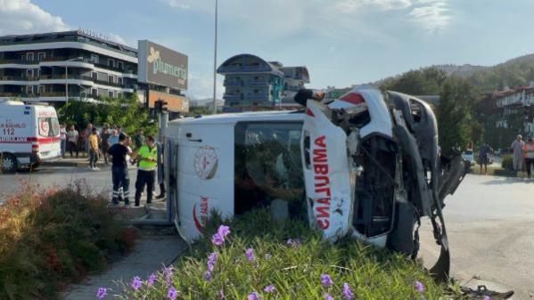 Antalya’da ambulans ile kamyonet çarpıştı: 2’si sağlıkçı 8 yaralı