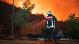 İtfaiye ekiplerinin Mersin’de yangınla mücadelesi sabaha kadar sürdü