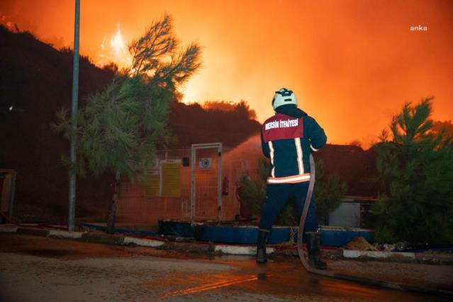 İtfaiye ekiplerinin Mersin’de yangınla mücadelesi sabaha kadar sürdü
