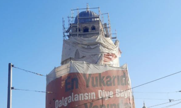 Tarihi Saat Kulesi’ne 90 yıl sonra konulan kubbenin, örtüsü kaldırıldı