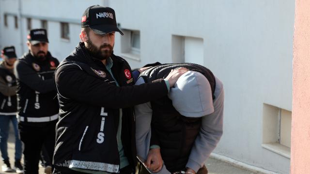 Adana’da evlerine dönmek için otomobil çalan 3 arkadaş tutuklandı