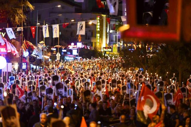 Antalya’da geceyi meşaleler aydınlattı