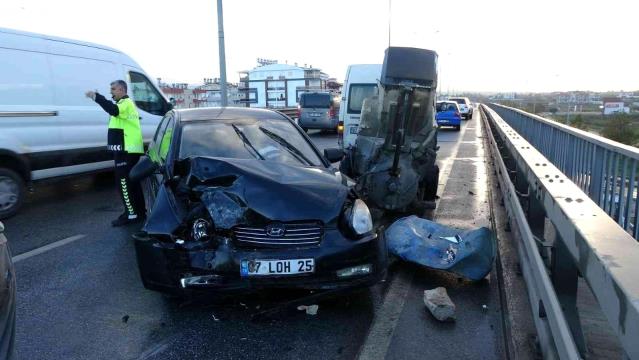 Antalya’da otomobil kamyonete bağlı iş makinesine çarptı: 1 yaralı