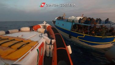 İtalya Sahil Güvenliği Akdeniz’de 745 düzensiz göçmeni kurtardı