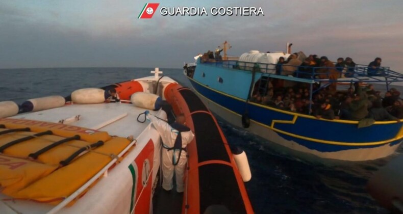 İtalya Sahil Güvenliği Akdeniz’de 745 düzensiz göçmeni kurtardı