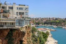 Antalya’da çatlak yarılmış falez üzerindeki yapı için kontrollü hasar raporu verildi