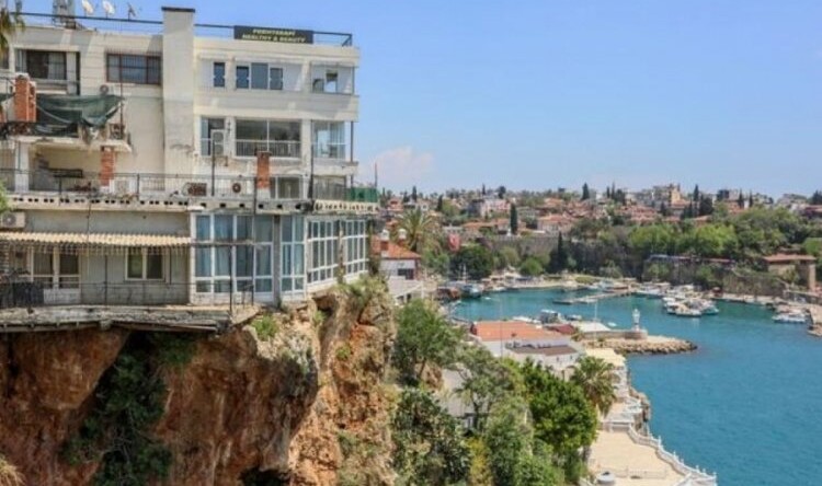 Antalya’da çatlak yarılmış falez üzerindeki yapı için kontrollü hasar raporu verildi