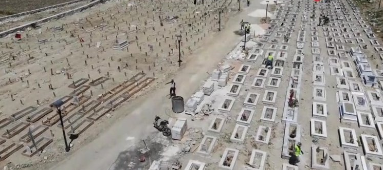 Depremde sevdiklerini kaybeden kadın mezarlıktan ayrılamıyor