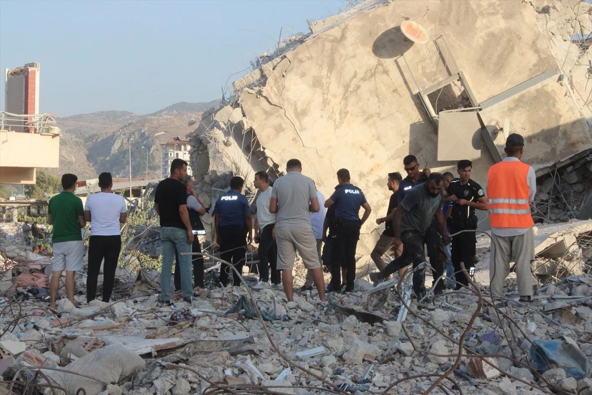 Antakya’da yıkım çalışması sırasında çöken binanın altında kalan iş makinesi operatörü kurtarıldı
