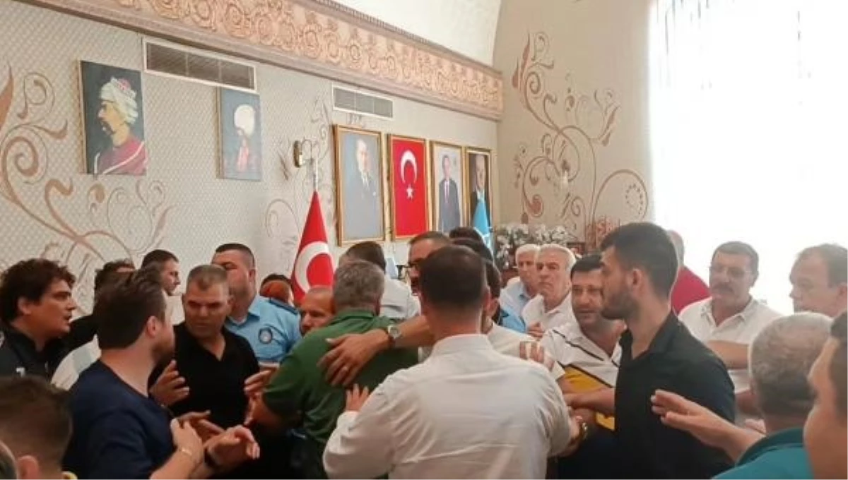 Antalya’da Belediye Başkanı ile İYİ Parti Grup Sözcüsü Arasında Arbede Çıktı