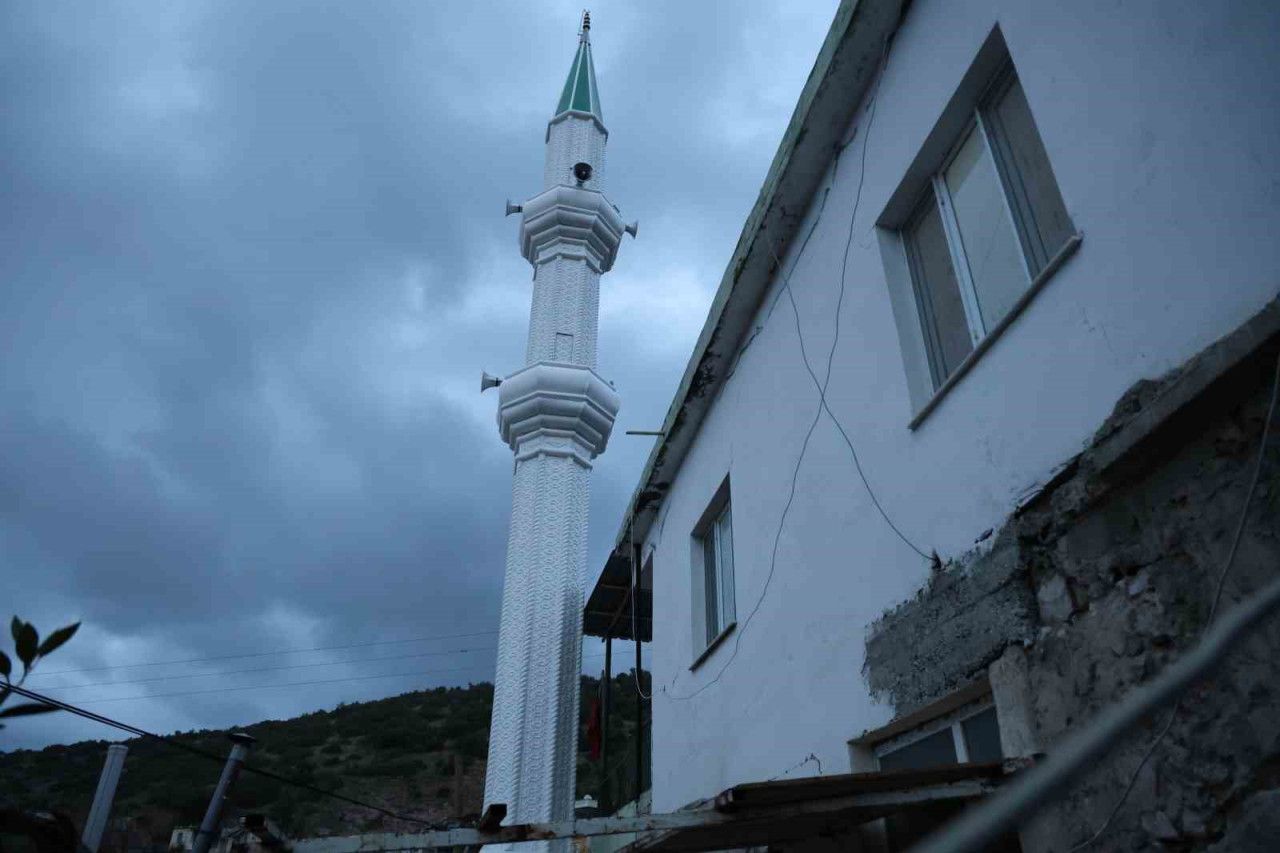 Depremle birlikte aylardır minaresiz kalan camiye, çelikten 26 metrelik minare yaptırıldı
