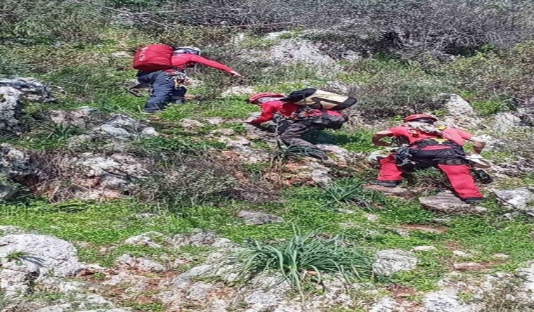 AKUT Fethiye, kayalık alanda mahsur kalan keçi ve yavrusunu kurtardı