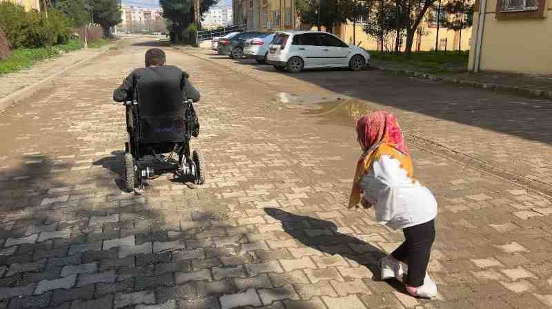 Engelli çiftin aşkı akülü tekerlekli sandalyeye takıldı