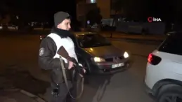 Çukurova polisi giriş-çıkışı kapattığı mahallede uygulama yaptı