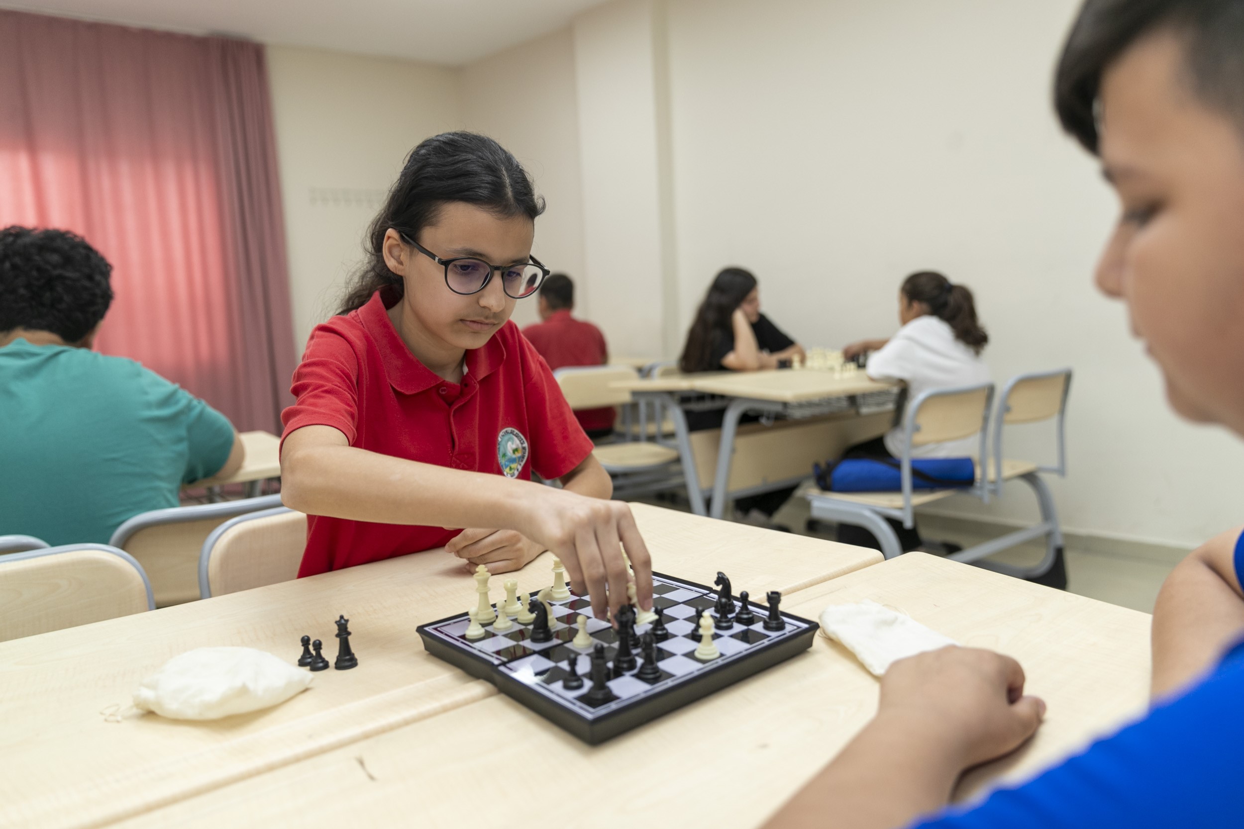 Dezavantajlı Mahallelerde Eğitim ve Gelişim İçin Satranç Turnuvaları Düzenliyor