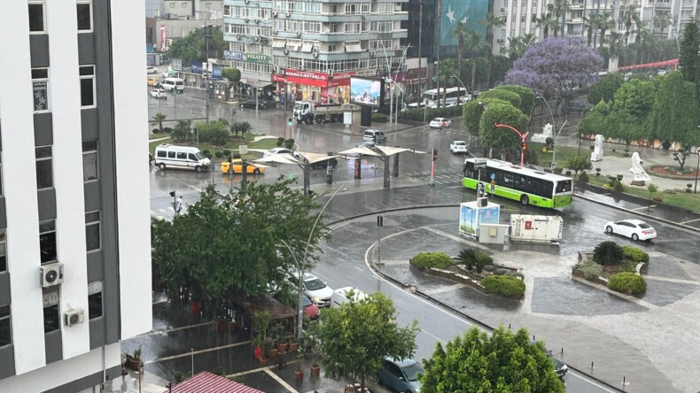 Adana’da Aniden Bastıran Yağmur Kenti Etkisi Altına Aldı
