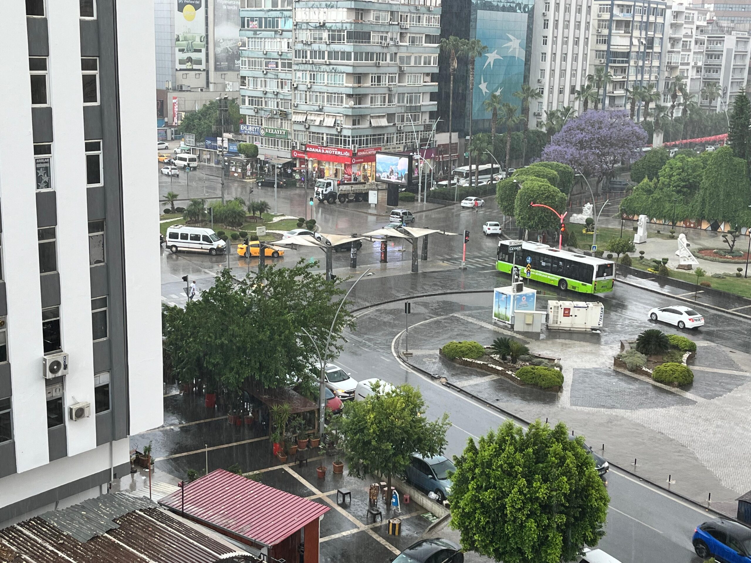 Adana’da Aniden Bastıran Yağmur Kenti Etkisi Altına Aldı