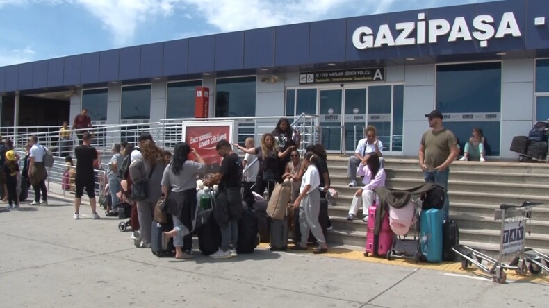 Gazipaşa-Alanya Havalimanı’nda Uçağın Lastiği Patladı: Yolcular Güvenle Tahliye Edildi!