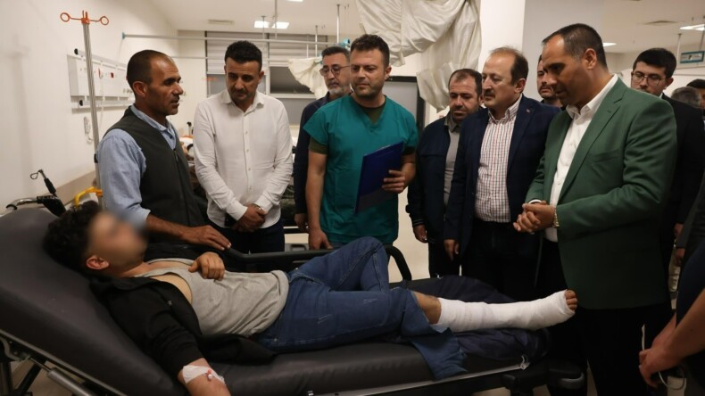 Mersin Valisi ve Yetkililer, Tarsus’ta Zincirleme Kazada Yaralananları Ziyaret Etti