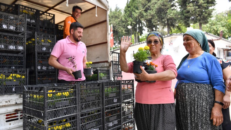 Mersin’de Büyükşehir Belediyesi Sinekle Mücadelede Aromatik Bitkileri Kullanıyor