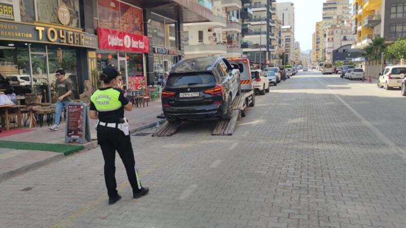 Alanya’da Jandarma Trafik Uygulaması: 9 Araç Trafikten Men Edildi, 1 Aranan Şahıs Yakalandı