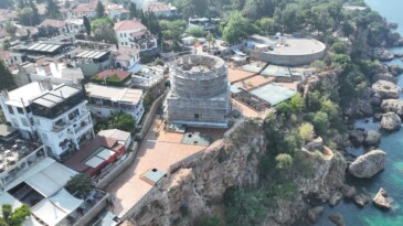 Antalya’da Hıdırlık Kulesi Çevresi Arkeolojik Kazı Projesi Hızla İlerliyor