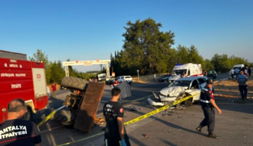 Antalya’da Trafik Kazası: Traktör Sürücüsü Hayatını Kaybetti