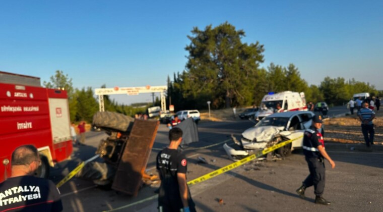 Antalya’da Trafik Kazası: Traktör Sürücüsü Hayatını Kaybetti