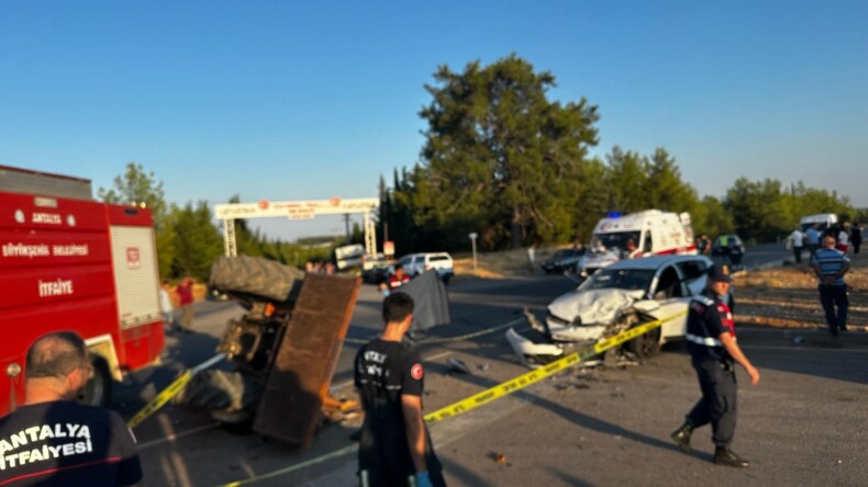 Antalya’da Trafik Kazası: Traktör Sürücüsü Hayatını Kaybetti