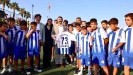 Akdeniz Belediye Başkanı Sarıyıldız’dan Minik Sporculara Forma Hediyesi