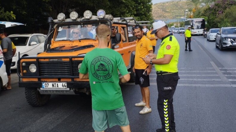 Alanya’da Safari Araçlarına Trafik Denetimi: 4 Araç Sürücüsüne Ceza