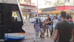 Antalya’da Tramvay Tartışması Kanlı Sona Erdi: Motosikletli Genç Bıçakla Esnafın Peşine Düştü