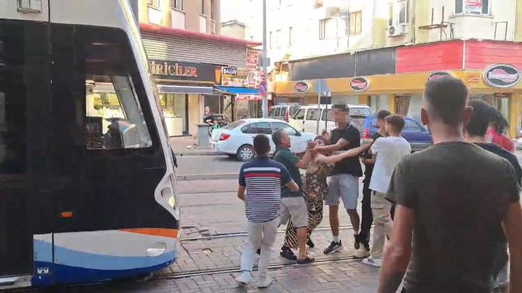 Antalya’da Tramvay Tartışması Kanlı Sona Erdi: Motosikletli Genç Bıçakla Esnafın Peşine Düştü