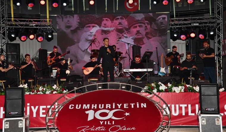 OSMANİYE’DE MUSTAFA YILDIZDOĞAN’DAN CUMHURİYET BAYRAMI 100.YILA SAYGI KONSERİ