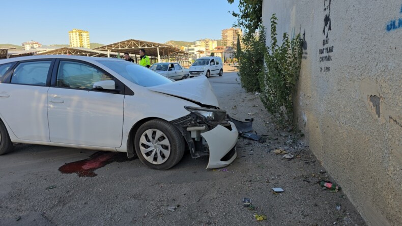 Adana’da duvara çarpan otomobilin sürücüsü yaralandı – Akdeniz Haber, Akdeniz Haberleri, Akdeniz Gündem