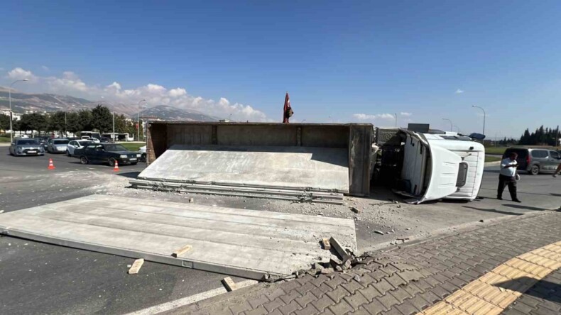 Beton blokları taşıyan tır korkuttu! – Akdeniz Haber, Akdeniz Haberleri, Akdeniz Gündem