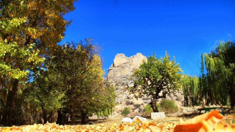 Hurman Kalesi sarıya büründü – Akdeniz Haber, Akdeniz Haberleri, Akdeniz Gündem