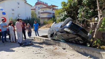 İstinat duvarına çarptı, bahçeye uçup ters döndü – Akdeniz Haber, Akdeniz Haberleri, Akdeniz Gündem